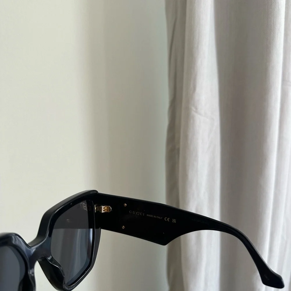 Gucci Black and Gold Sunglasses with Iconic GG Logo - Picture 4 of 9